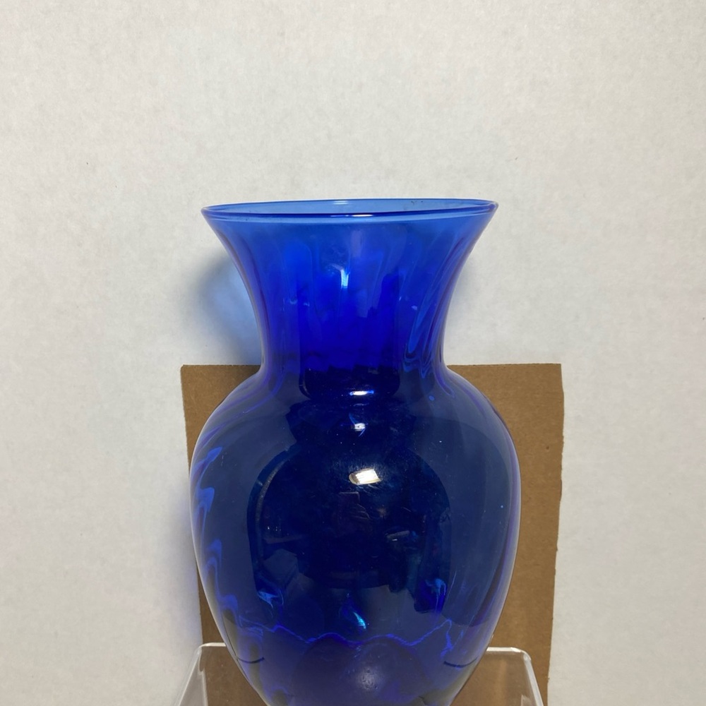 Large deep cobalt blue swirl glass vase 11 inches tall